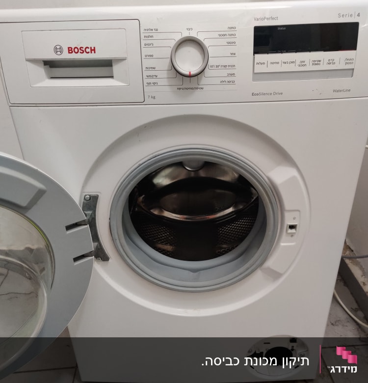מכונת כביסה בוש עם דלת פתוחה ולוח בקרה